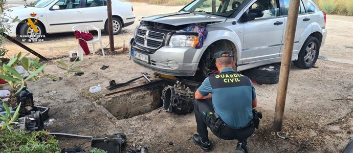 Imatge del taller mecnic clandestí a l'interior d'una finca particular a l'Ampolla localitzat per la Gurdia Civil