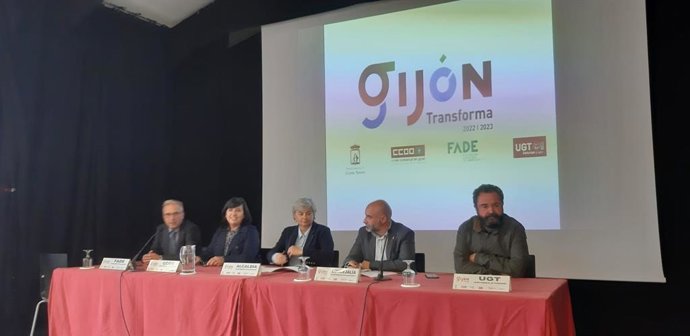 La alcaldesa de Gijón, Ana González,  durante la presentación del Plan de Empleo Extraordinario en el CMI El Coto