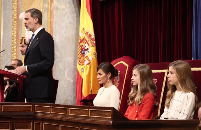 Archivo - La princesa Leonor escuchando al Rey Felipe VI en la última sesión solemne de apertura de la legisltura 