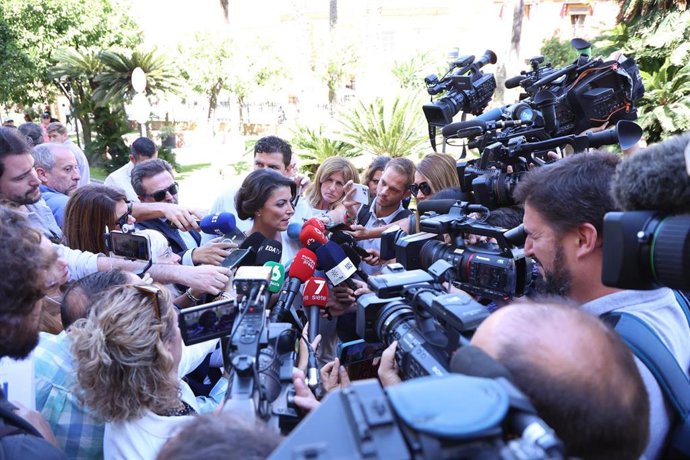 La ex diputada del grupo parlamentario VOX en  Andalucía, Macarena Olona, atiende a los medios de comunicación antes de acceder al hotel Alfonso XIII de Sevilla para participar en un acto de Club Rotary, a 26 de septiembre de 2022 en Sevilla (Andalucía,