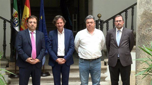 Autoridades en la presentación del proyecto Diamond Foundry en Trujillo