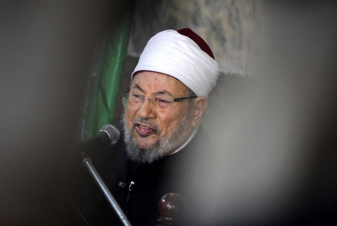 Archivo - El clérigo musulmán Yusuf al Qaradaui