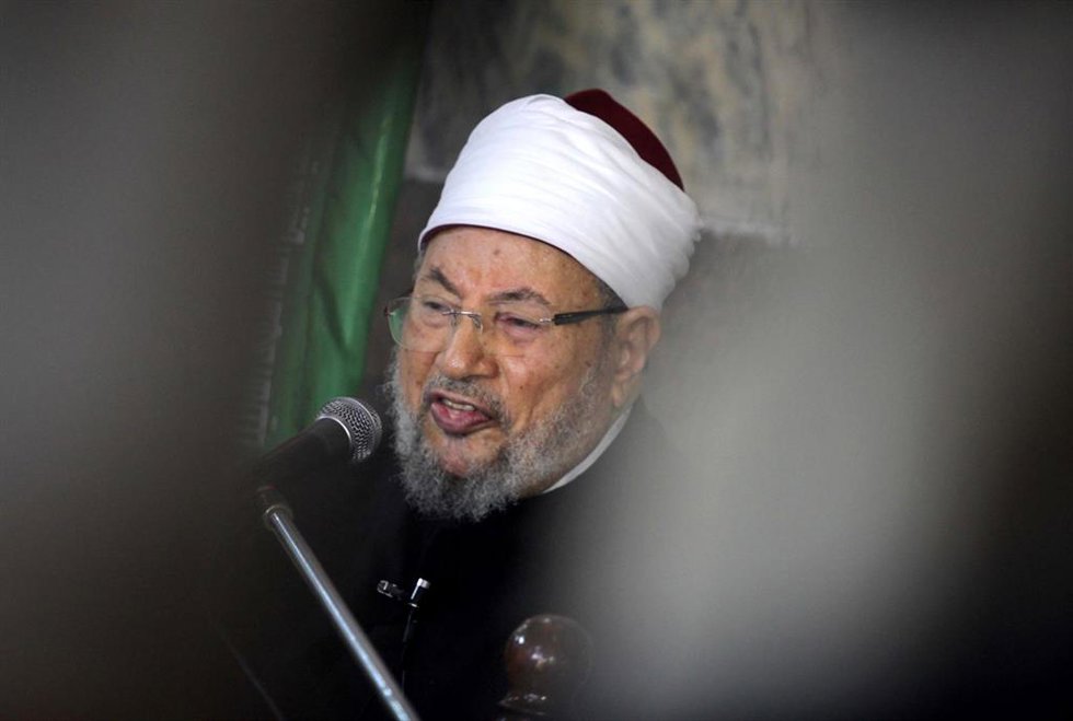 Archivo - El clérigo musulmán Yusuf al Qaradaui
