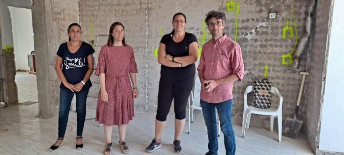 Casanueva (2 dcha.), en la visita a una de las viviendas de Almedinilla beneficiaria de las ayudas.