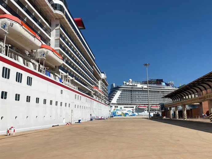 Atraque cruceros en la terminal