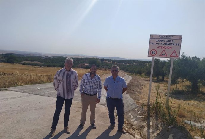 El delegado de Infraestructuras Rurales en la Diputación de Córdoba, Manuel Olmo (centro), en su visita a Fernán Núñez.