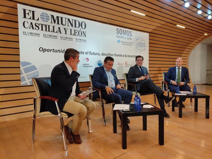 De derecha a izquierda, Menéndez (Vox), De la Hoz (PP) y Santos (UPL) junto al director de El Mundo Castilla y León, Pablo R. Lago.