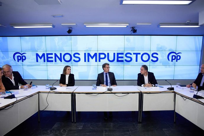 (I-D) La secretaria general del Partido Popular, Cuca Gamarra; el presidente del Partido Popular, Alberto Núñez Feijóo, y el consejero de la Presidencia y portavoz del Ejecutivo andaluz en funciones, Elías Bendodo, conversan durante una reunión del Comi