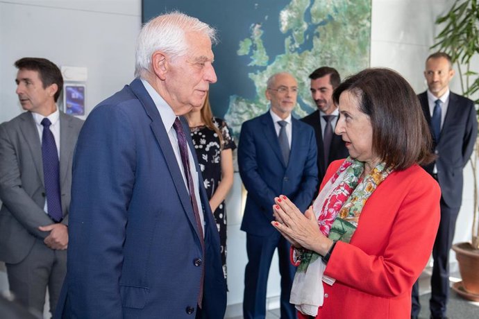 El Alto Representante de la Unión Europea para Asuntos Exteriores, Política y Seguridad, Josep Borrell, y la ministra de Defensa, Margarita Robles