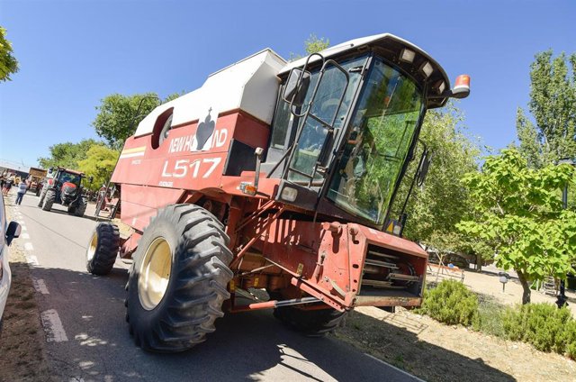 Archivo - Un tractor rojo en Hinojosa, Guadalajara, Castilla La Mancha, (España)