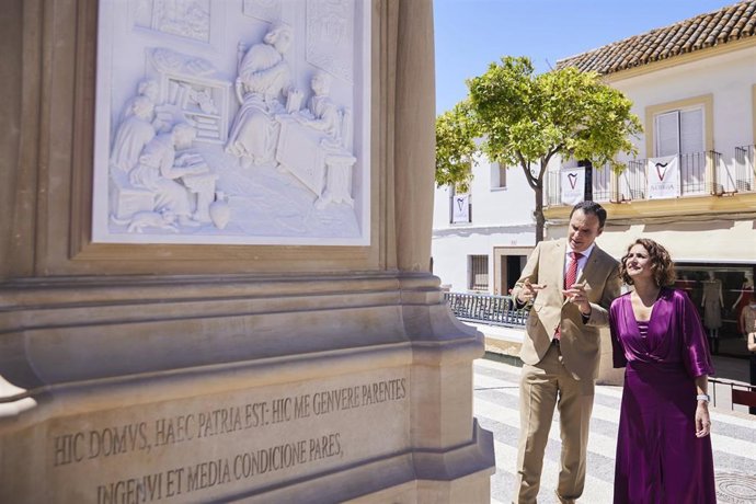 Archivo - Imagen de archivo de la ministra de Hacienda, María Jesús Montero, junto al alcalde de Lebrija, Pepe Barroso, en la inauguración del monumento a Nebrija en la plaza Juan Díaz de Solís en Lebrija.