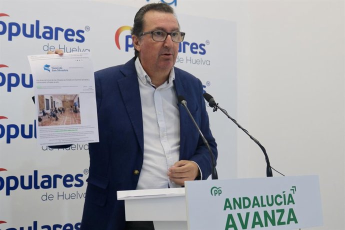 El presidente del PP de Huelva, Manuel Andrés González, en rueda de prensa.