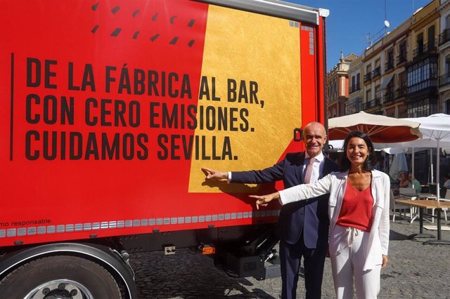 El alcalde de Sevilla, Antonio Muñoz, y Carmen Ponce, directora de Relaciones Corporativas y Sostenibilidad de Heineken.