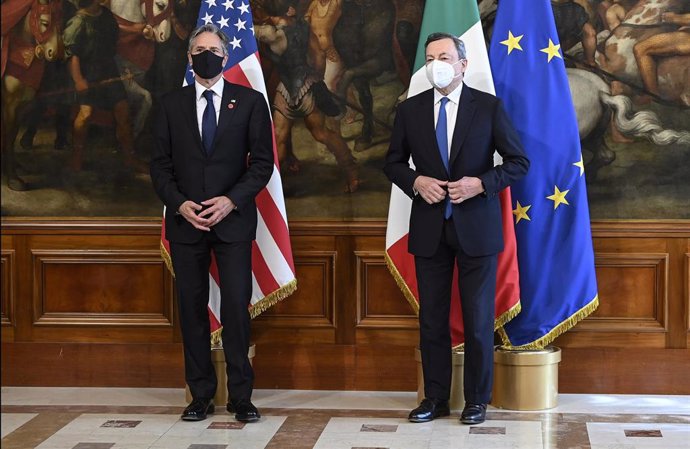 Archivo - El primer ministro en funciones italiano Mario Draghi con el secretario de Estado estadounidense, Antony Blinken, en Roma