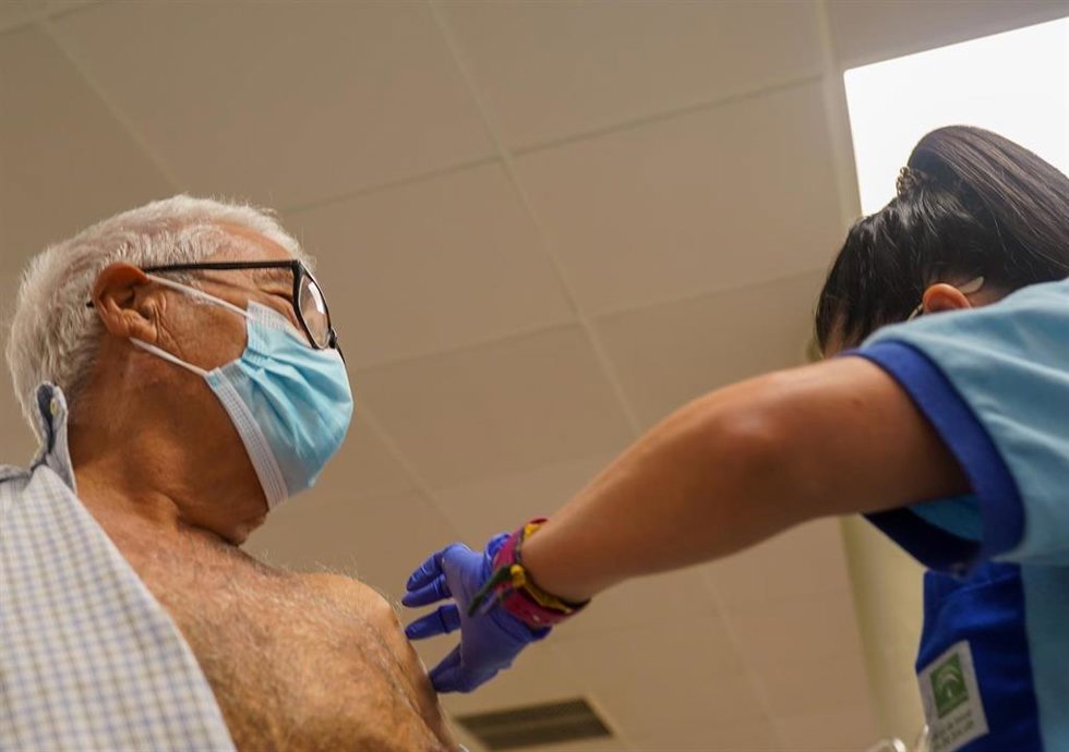 Archivo - Un hombre es vacunado con la tercera dosis Covid y la vacuna de la gripe.