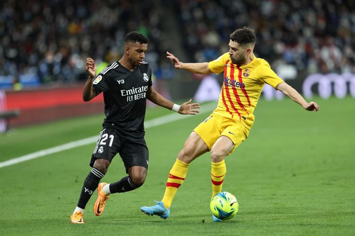 Archivo - Rodrygo i Jordi Alba en el Reial Madrid-FC Barcelona de la passada temporada