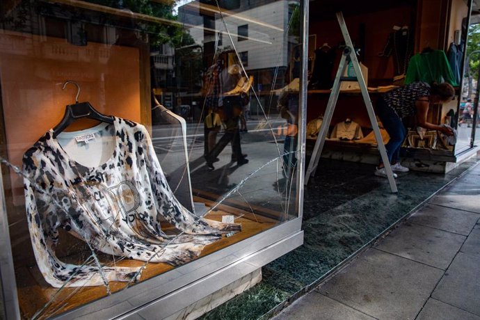 Cristales roto en un escaparate de una tienda de ropa tras los disturbios en las Fiestas de la Mercé, en Barcelona