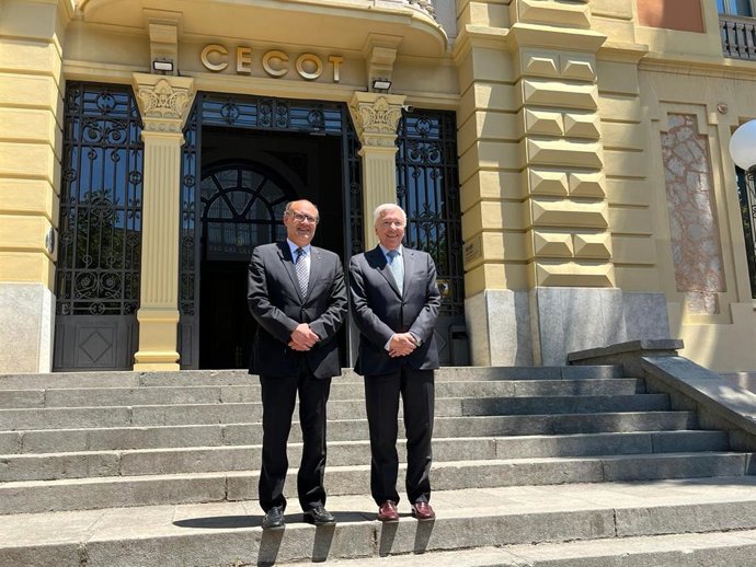 Archivo - El nou president de Cecot, Xavier Panés, al costat del seu antecessor, Antoni Abad, al juny
