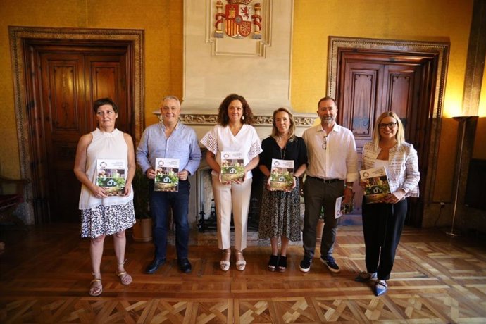 El Consell recibe una guía de construcción sostenible de la Asociación de Constructores de Baleares