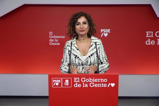 La vicesecretaria general del PSOE y ministra de Hacienda, María Jesús Montero, durante una rueda de prensa, en la sede del PSOE, a 26 de septiembre de 2022, en Madrid (España).