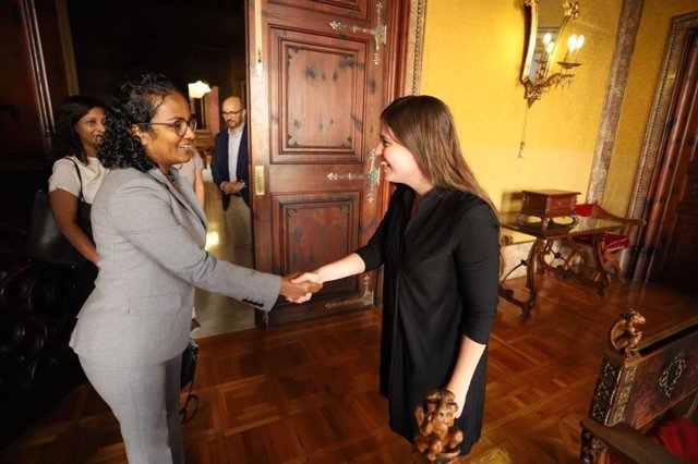 La presidenta del Consell de Mallorca, Catalina Cladera, y la vicepresidenta y consellera de Medio Ambiente y Sostenibilidad, Aurora Ribot, se reúnen con una delegación de la República de Maldivas.