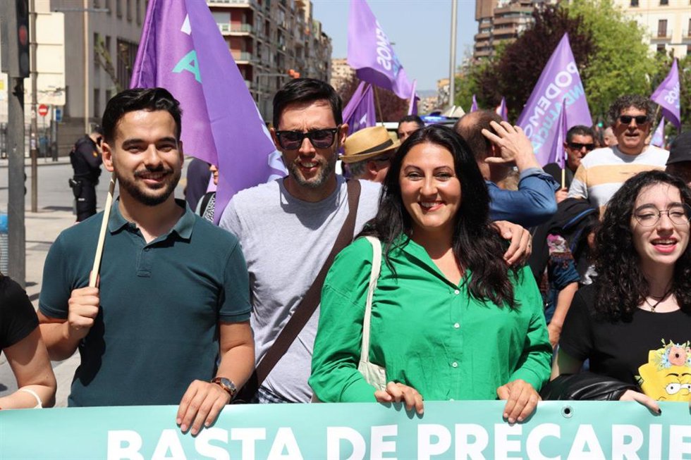 El portavoz provincial de Podemos, Manuel Ríos, el segundo desde la izquierda en la imagen, junto a la parlamentaria andaluza de Por Andalucía Alejandra Durán