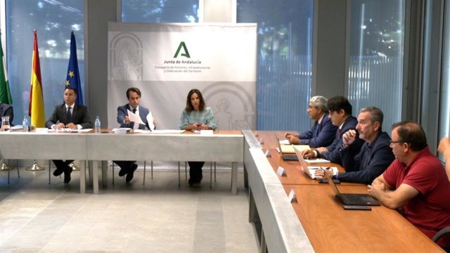 Taxistas y VTC no alcanzan un acuerdo en la reunión con la Junta, que insiste en que las negociaciones "están abiertas".
