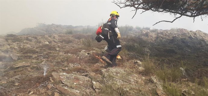 Un bombero en unas prácticas sobre incendios forestales