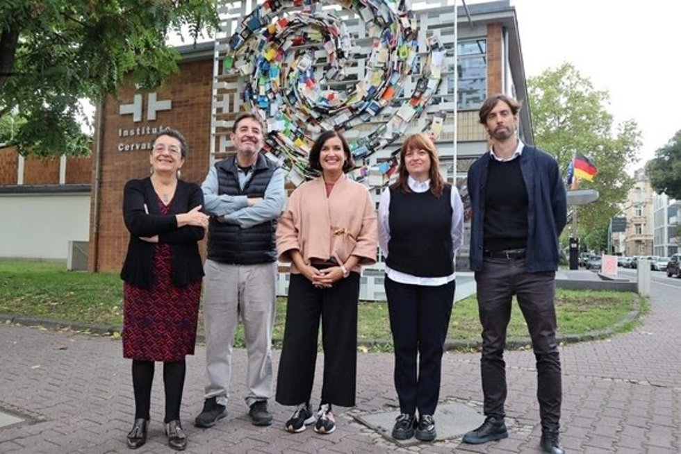 De izq a dcha: Rosario Álvarez, Luis García Montero, Irene Larraza, María José Gálvez y Pere Almeda, posan frente a la instalación artística "Espacios Ocupados" de Alicia Martín en la fachada del Cervantes de Fráncfort