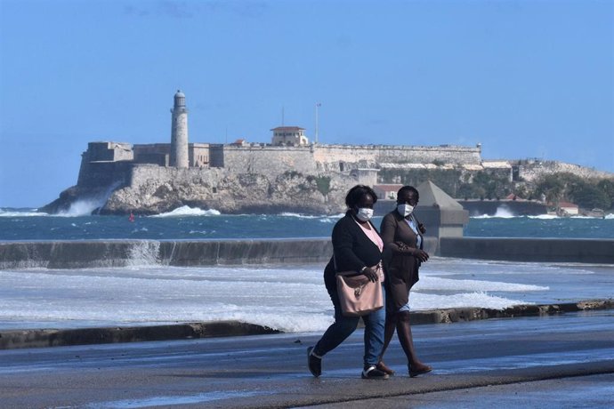 Archivo - Dos mujeres pasean en el Malecón de La Habana
