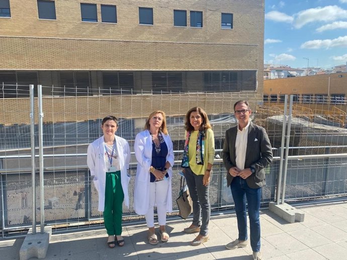 La delegada de Salud y Consumo de la Junta en Córdoba, María Jesús Botella (segunda por la dcha.), en su visita al Hospital Valle de los Pedroches de Pozoblanco.