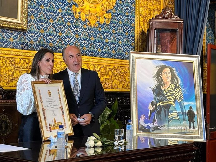 Malú recogiendo el título de embajadora de Algeciras.