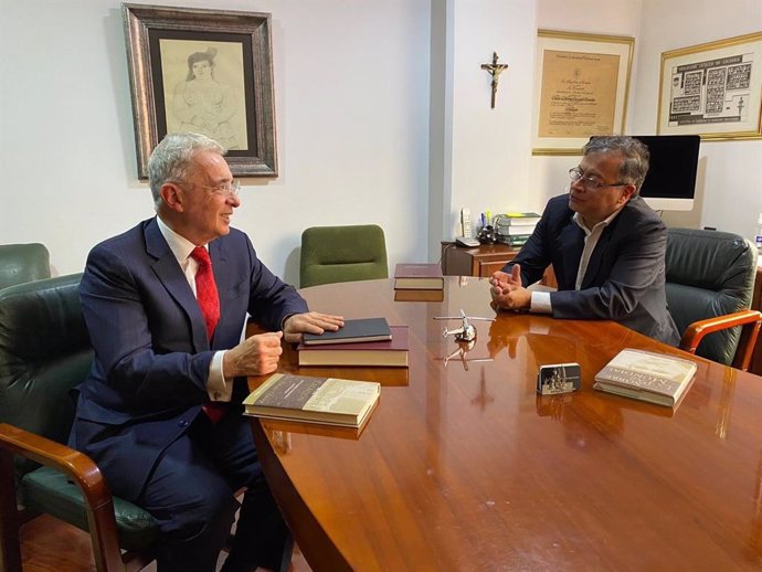 Archivo - El presidente colombiano, Gustavo Petro, y el exmandatario Álvaro Uribe