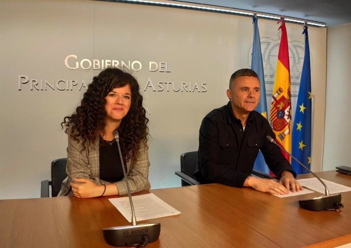 La coordinadora autonómica de Podemos, Sofia Castañón, y el portavoz parlamentario Rafael Palacios, en rueda de prensa tras la primera reunión para negociar el presupuesto autonómico de 2023.