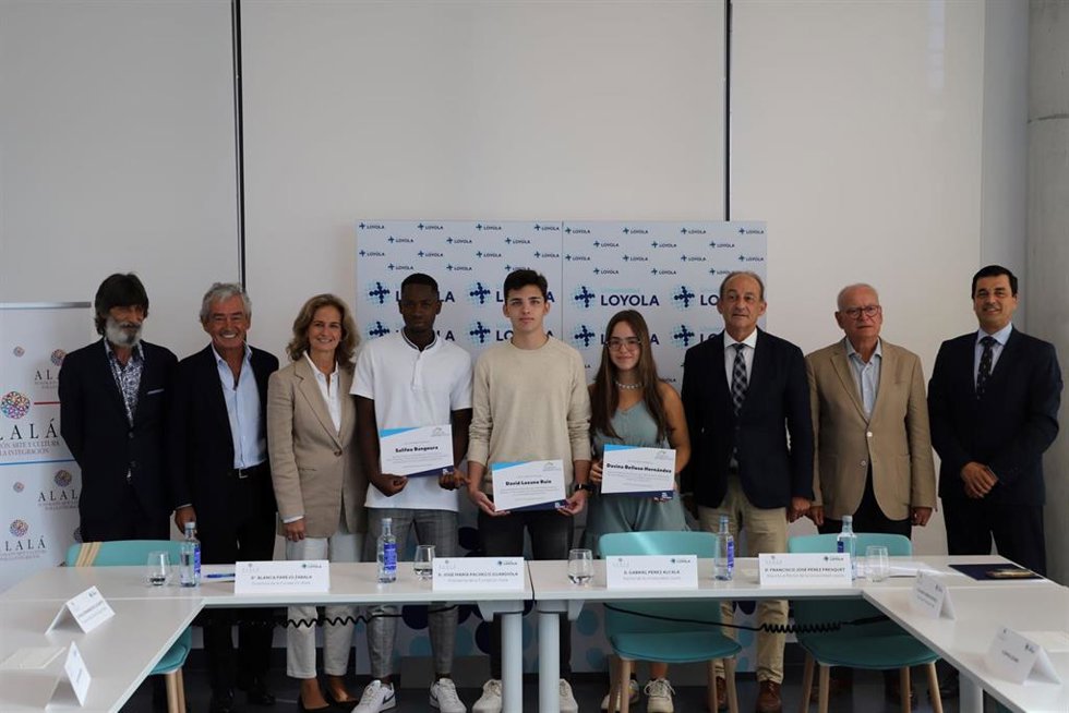Acto de entrega de las becas a los alumnos del IES Polígono Sur en el campus de Sevilla de la Universidad Loyola.