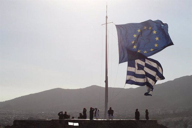 Bandera griega en la Acrópolis (Archivo)