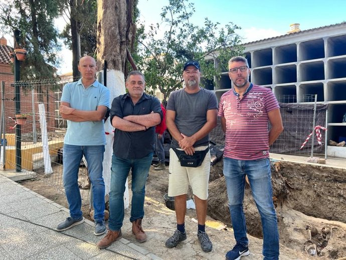 Pedro Pablo Santamaría junto a mimebros de IU responsables de Memoria Histórica.