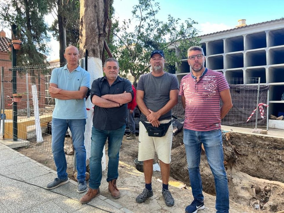 Pedro Pablo Santamaría junto a mimebros de IU responsables de Memoria Histórica.