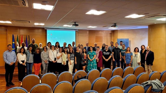 Alumnado del título y representantes institucionales.