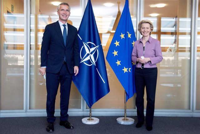 Archivo - El secretario general de la OTAN, Jens Stoltenberg, y la jefa del Ejecutivo europeo, Ursula Von der Leyen