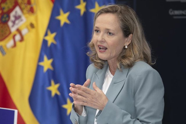 La vicepresidenta del Gobierno y ministra de Asuntos Económicos, Nadia Calviño, comparece ante los medios de comunicación tras mantener una reunión, en la sede de presidencia del Principado, a 23 de septiembre de 2022, en Oviedo, Asturias.