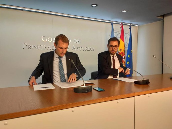 El secretario general de Foro Asturias y portavoz en la JGPA, Adrián Pumares, y el vocal de la comisión directiva de Foro Asturias, Jaime Fernández-Paíno.