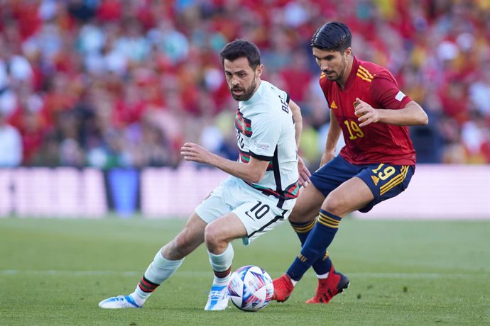 Archivo - Bernardo Silva of Portugal and Carlos Soler of Spain in action during the UEFA Nations League, Group A2, football match played between Spain and Portugal at Benito Villamarin stadium on June 2, 2022, in Sevilla, Spain.