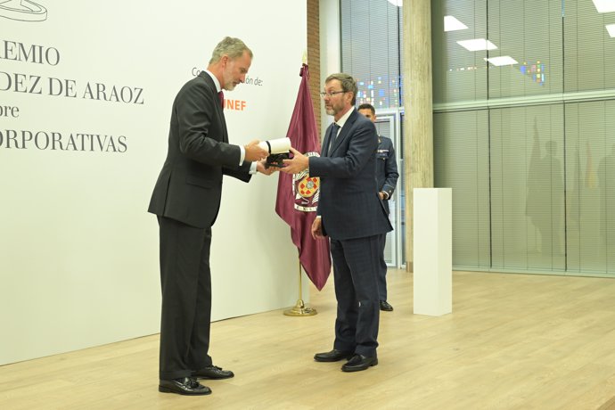 Lucian Bebchuk recibe el premio Jaime Fernández de Araoz de manos de Felipe VI.