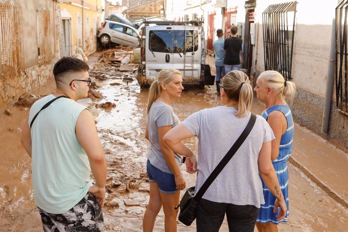 Varias personas en una calle llena de barro y agua tras una inundación en la pedanía de Javalí Viejo, a 26 de septiembre de 2022, en Javalí Viejo, Murcia (España). 