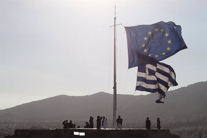 Bandera griega en la Acrópolis (Archivo)