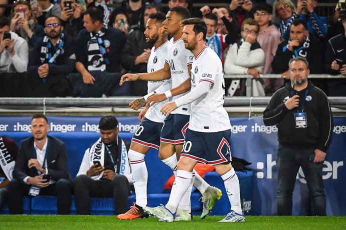 Archivo - Leo Messi junto a Kylian Mbappé y Neymar Jr en un partido con el PSG francés