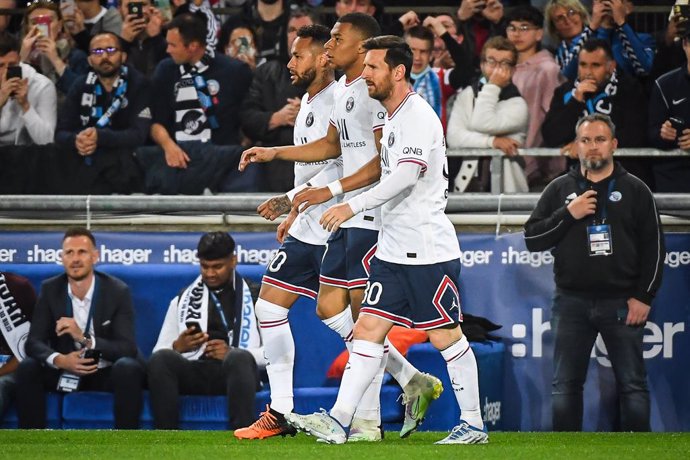 Archivo - 29 April 2022, France, Strasbourg: PSG's Kylian Mbappe celebrate his side's first goal with team mates Neymar (L) and Lionel Messi during the French Ligue 1 soccer match between RC Strasbourg Alsace and Paris Saint-Germain at La Meinau stadium
