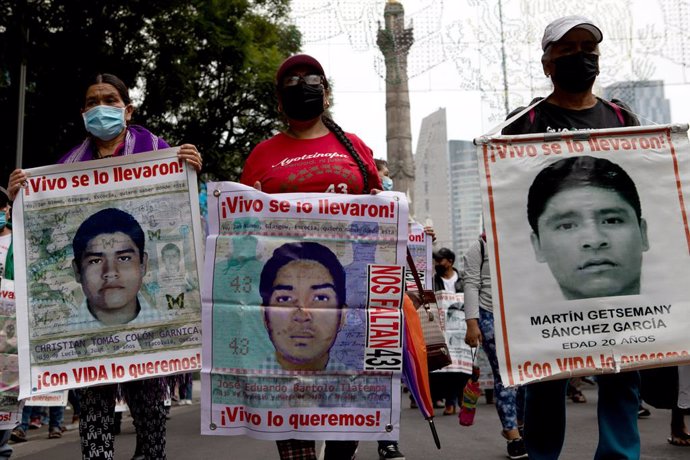 Archivo - 26 August 2022, Mexico, Mexico City: Protesters take part in a demonstration for justice for the 43 disappeared Ayotzinapa students. Eight years after the disappearance of 43 students in Mexico, a criminal case has been opened against the then