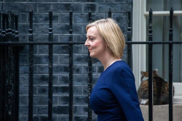La primera ministra británica, Liz Truss, frente al número 10 de Downing Street